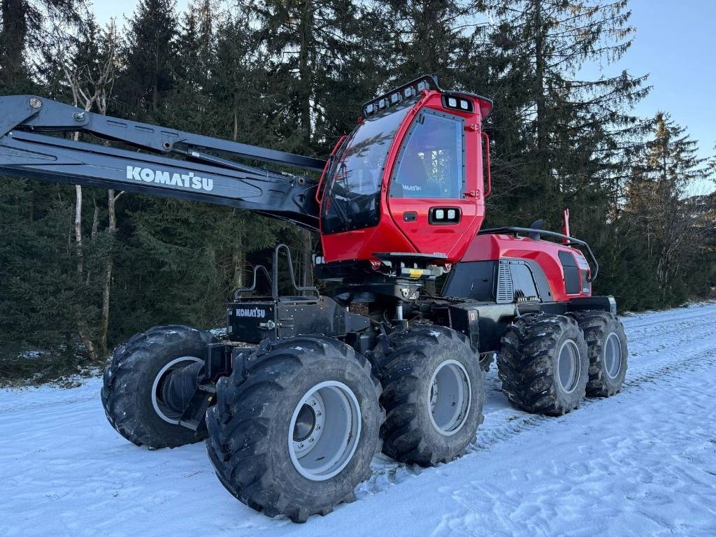 Komatsu 931 XC - Fakitermelő gép: 1 kép. Komatsu 931 XC - Fakitermelő gép: 1 kép.