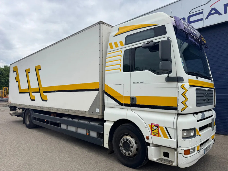 MAN TGA 18.360 **MANUAL GEARBOX-BOITE MANUELLE** - Dobozos felépítményű teherautó: 3 kép. MAN TGA 18.360 **MANUAL GEARBOX-BOITE MANUELLE** - Dobozos felépítményű teherautó: 3 kép.