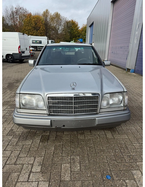 Mercedes-Benz 200-serie **W124-BELGIAN CAR** - Szedán: 2 kép. Mercedes-Benz 200-serie **W124-BELGIAN CAR** - Szedán: 2 kép.