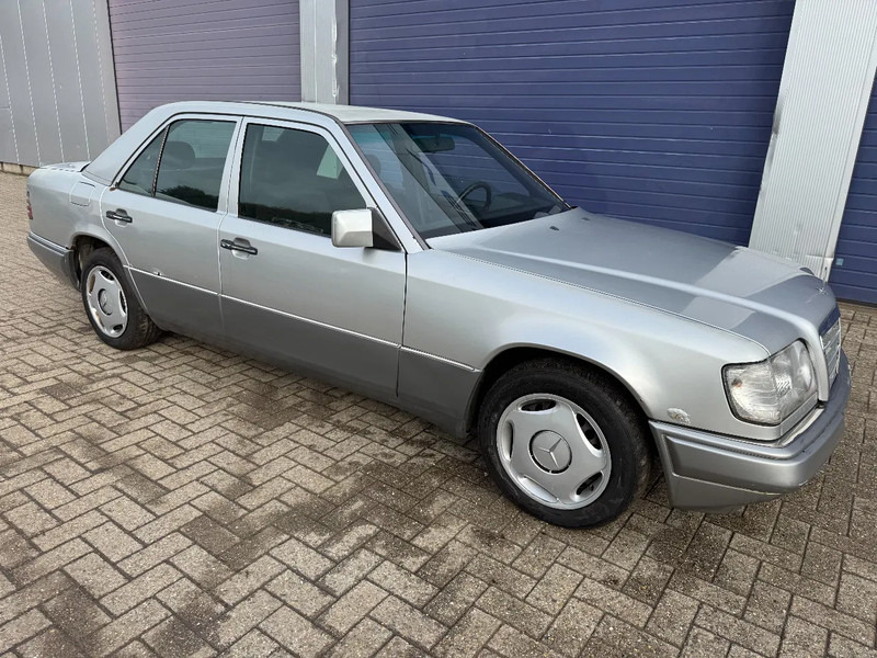 Mercedes-Benz 200-serie **W124-BELGIAN CAR** - Szedán: 3 kép. Mercedes-Benz 200-serie **W124-BELGIAN CAR** - Szedán: 3 kép.