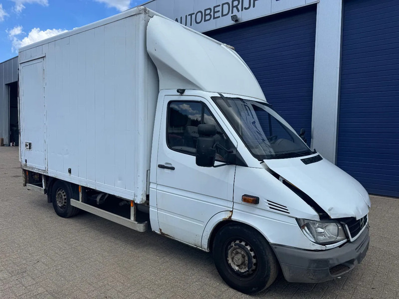 Mercedes-Benz Sprinter 313 **BOX+LIFT** - Dobozos kisteherautó: 3 kép. Mercedes-Benz Sprinter 313 **BOX+LIFT** - Dobozos kisteherautó: 3 kép.