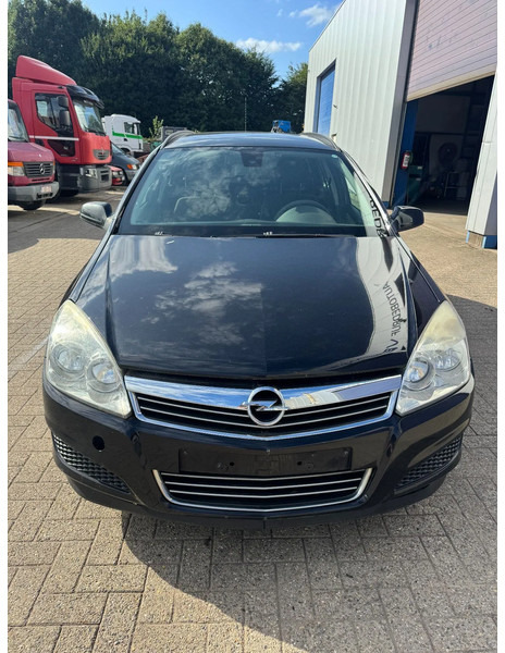 Opel Astra **1700CDTI-AIRCO-EURO 4** - Kombi: 2 kép. Opel Astra **1700CDTI-AIRCO-EURO 4** - Kombi: 2 kép.