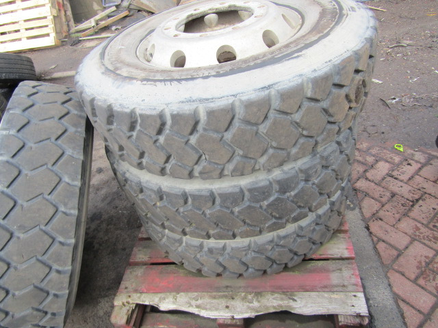 295/80/22.5 ‘ALCOA’ (6) BUDGET TRACK GRIT TYRES ONLY 4 TYRES GOOD - Gumiabroncs - Teherautó: 4 kép. 295/80/22.5 ‘ALCOA’ (6) BUDGET TRACK GRIT TYRES ONLY 4 TYRES GOOD - Gumiabroncs - Teherautó: 4 kép.