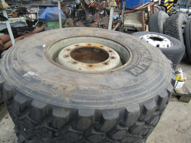 445/65/22.5 TRACK GRIP MICHELIN (2) EX SCAMMEL 6X6 COMPLETE WITH RIMS - Gumiabroncs - Teherautó: 2 kép. 445/65/22.5 TRACK GRIP MICHELIN (2) EX SCAMMEL 6X6 COMPLETE WITH RIMS - Gumiabroncs - Teherautó: 2 kép.