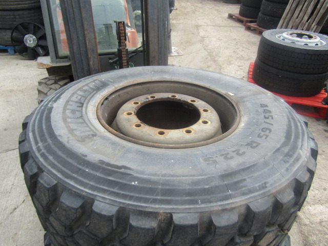 465/65/22.5 MICHELIN TRACK GRIP TYRE WITH RIM - Gumiabroncs - Teherautó: 2 kép. 465/65/22.5 MICHELIN TRACK GRIP TYRE WITH RIM - Gumiabroncs - Teherautó: 2 kép.