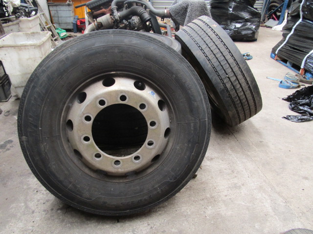 ALCOA 315/70/22.5 WHEELS AND TYRES FITTED MICHELIN FRONT STEER TYRES (2018 13/14mm TREAD, 32mm STUD HOLE) - Gumiabroncs - Teherautó: 1 kép. ALCOA 315/70/22.5 WHEELS AND TYRES FITTED MICHELIN FRONT STEER TYRES (2018 13/14mm TREAD, 32mm STUD HOLE) - Gumiabroncs - Teherautó: 1 kép.