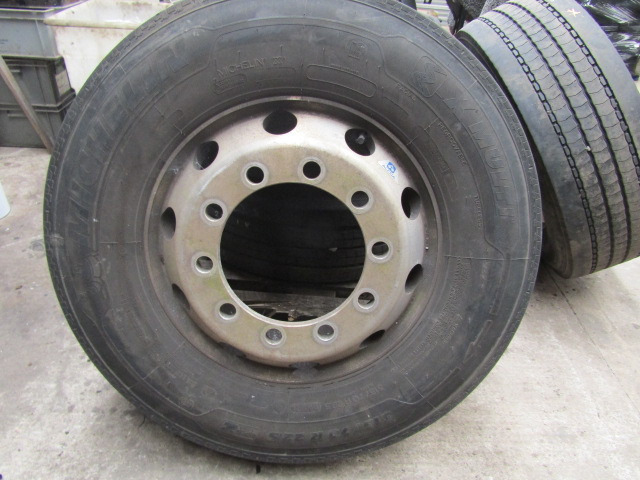 ALCOA 315/70/22.5 WHEELS AND TYRES FITTED MICHELIN FRONT STEER TYRES (2018 13/14mm TREAD, 32mm STUD HOLE) - Gumiabroncs - Teherautó: 2 kép. ALCOA 315/70/22.5 WHEELS AND TYRES FITTED MICHELIN FRONT STEER TYRES (2018 13/14mm TREAD, 32mm STUD HOLE) - Gumiabroncs - Teherautó: 2 kép.
