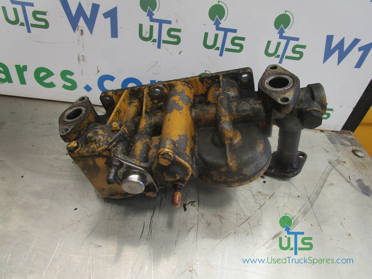 CAT C10 / C12 OIL FILTER HOUSING - Motor és alkatrészek - Teherautó: 1 kép. CAT C10 / C12 OIL FILTER HOUSING - Motor és alkatrészek - Teherautó: 1 kép.