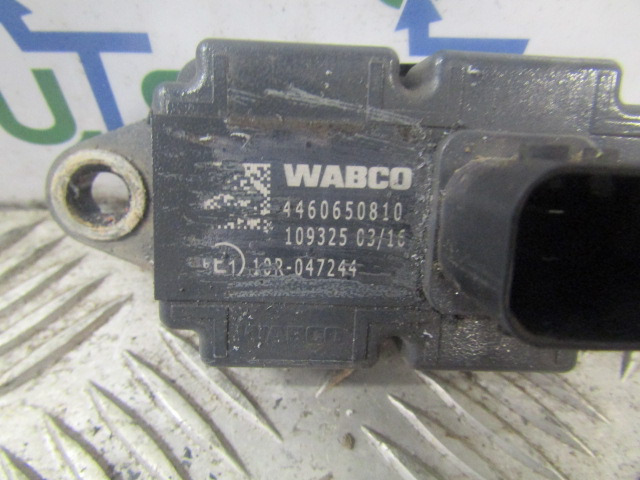 DAF LF 220 EURO 6 WABCO SENSOR P/NO 4460650810 - Elektromos rendszer - Teherautó: 2 kép. DAF LF 220 EURO 6 WABCO SENSOR P/NO 4460650810 - Elektromos rendszer - Teherautó: 2 kép.
