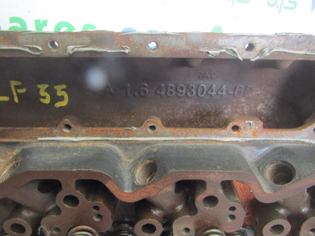 DAF LF 55 220/250 CYLINDER HEAD P/NO 4893044 / 140993 - Motor és alkatrészek - Teherautó: 1 kép. DAF LF 55 220/250 CYLINDER HEAD P/NO 4893044 / 140993 - Motor és alkatrészek - Teherautó: 1 kép.