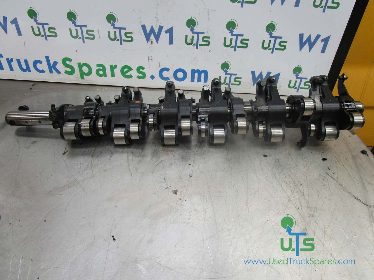 IVECO CURSOR 8 ROCKER SHAFT - Motor és alkatrészek - Teherautó: 1 kép. IVECO CURSOR 8 ROCKER SHAFT - Motor és alkatrészek - Teherautó: 1 kép.