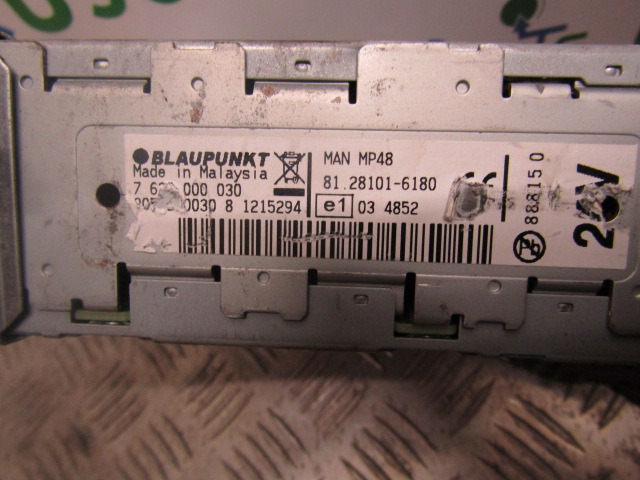 MAN ‘BLAUPUNKT’ CD/RADIO 81.28101.6180 - Fülke és belső tér - Teherautó: 2 kép. MAN ‘BLAUPUNKT’ CD/RADIO 81.28101.6180 - Fülke és belső tér - Teherautó: 2 kép.