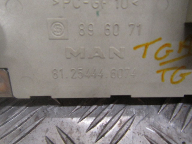 MAN TGM/TGS FUSEBOARD 81.25444.6074 - Elektromos rendszer - Teherautó: 2 kép. MAN TGM/TGS FUSEBOARD 81.25444.6074 - Elektromos rendszer - Teherautó: 2 kép.