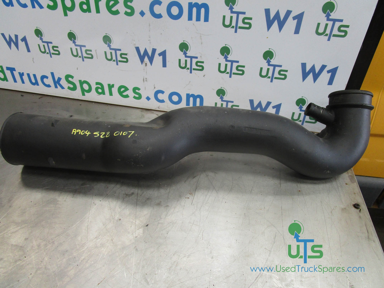 MERCEDES AXOR 2633 AIR FILLER INTAKE PIPE P/NO A9045280107 - Motor és alkatrészek - Teherautó: 1 kép. MERCEDES AXOR 2633 AIR FILLER INTAKE PIPE P/NO A9045280107 - Motor és alkatrészek - Teherautó: 1 kép.