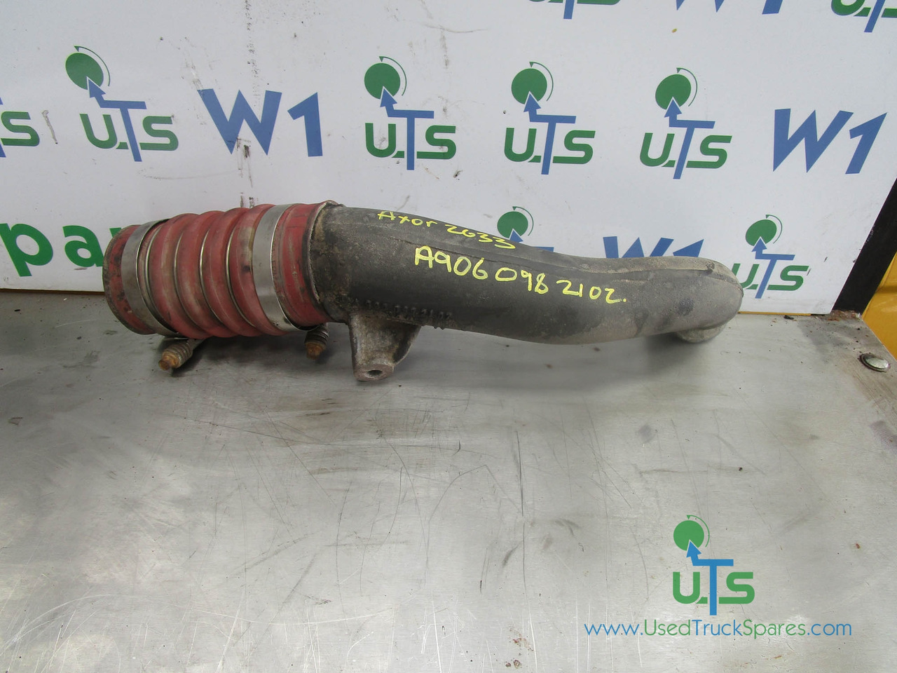 MERCEDES AXOR 2633 OM926 INTERCOOLER PIPE P/NO A9060982102 - Motor és alkatrészek - Teherautó: 1 kép. MERCEDES AXOR 2633 OM926 INTERCOOLER PIPE P/NO A9060982102 - Motor és alkatrészek - Teherautó: 1 kép.