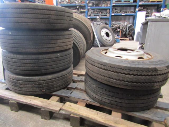 MITSUBISHI FUSO (6) WHEELS AND TYRES 205/75/17.5 8-10MM TREAD 32MM HOLES SET OF 6 - Gumiabroncs - Teherautó: 1 kép. MITSUBISHI FUSO (6) WHEELS AND TYRES 205/75/17.5 8-10MM TREAD 32MM HOLES SET OF 6 - Gumiabroncs - Teherautó: 1 kép.
