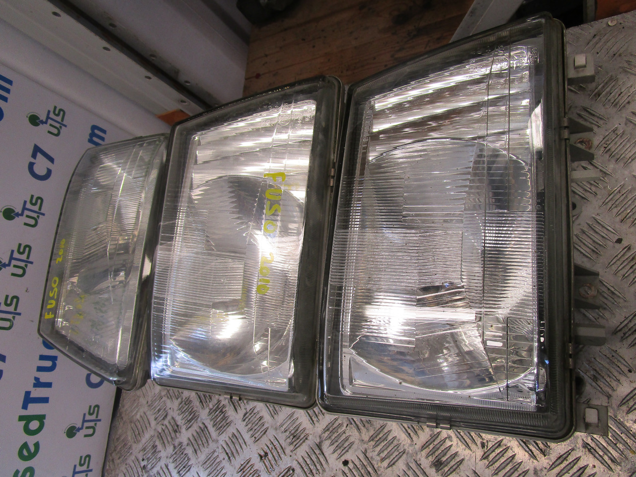 MITSUBISHI FUSO HEADLIGHT - Fülke és belső tér - Teherautó: 1 kép. MITSUBISHI FUSO HEADLIGHT - Fülke és belső tér - Teherautó: 1 kép.