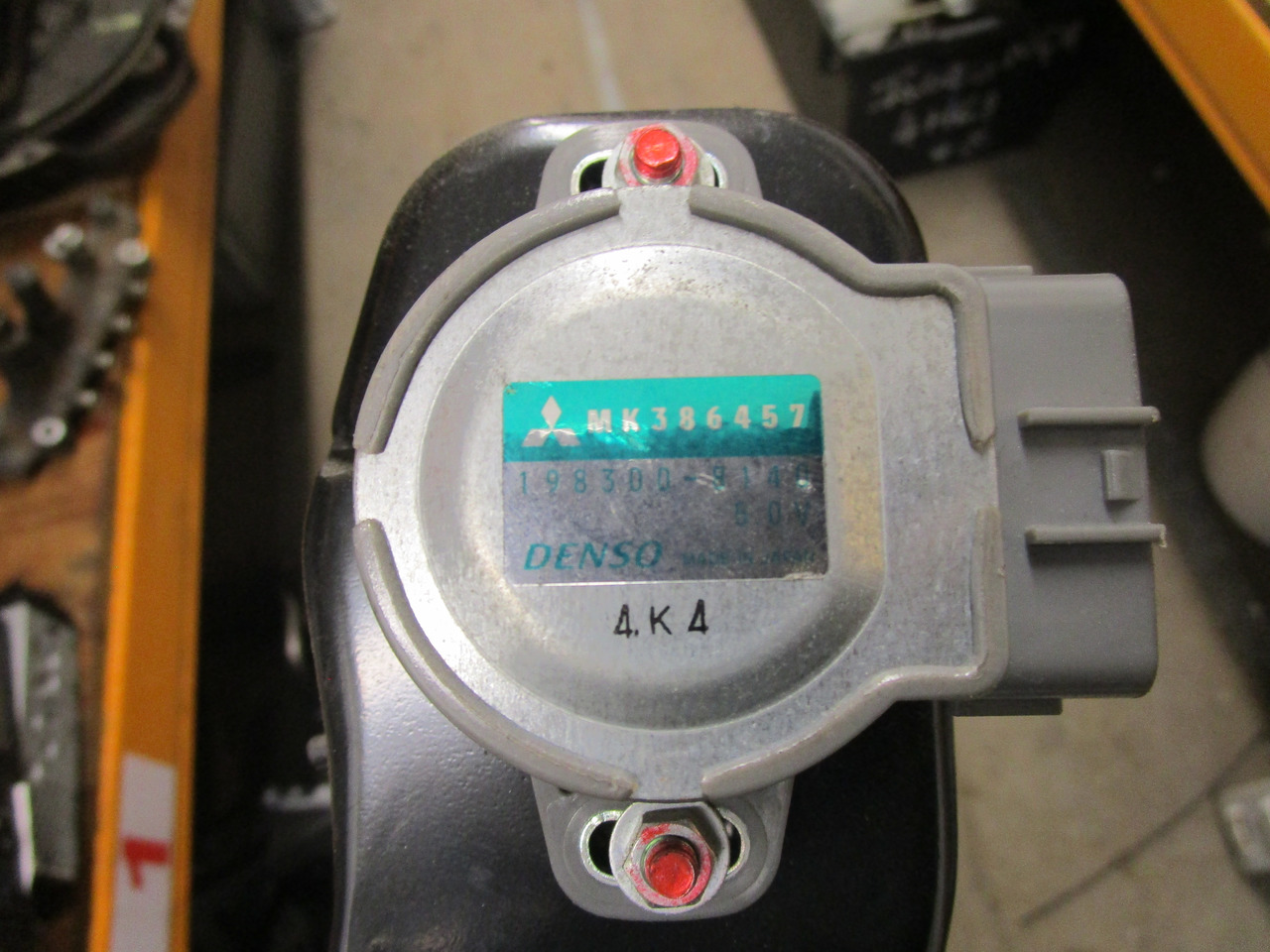 MITSUBISHI FUSO THROTTLE PEDAL UNIT COMPLETE INCLUDING SENSOR MK386457 - Fülke és belső tér - Teherautó: 2 kép. MITSUBISHI FUSO THROTTLE PEDAL UNIT COMPLETE INCLUDING SENSOR MK386457 - Fülke és belső tér - Teherautó: 2 kép.