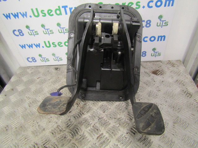 RENAULT MIDLUM DCI PEDAL BOX INC BRAKE VALVE + CLUTCH CYLINDER - Fülke és belső tér - Teherautó: 1 kép. RENAULT MIDLUM DCI PEDAL BOX INC BRAKE VALVE + CLUTCH CYLINDER - Fülke és belső tér - Teherautó: 1 kép.