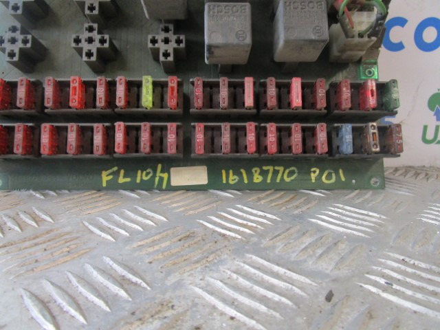VOLVO FL10/FL7 FUSEBOARD 1618770-P01 - Elektromos rendszer - Teherautó: 2 kép. VOLVO FL10/FL7 FUSEBOARD 1618770-P01 - Elektromos rendszer - Teherautó: 2 kép.