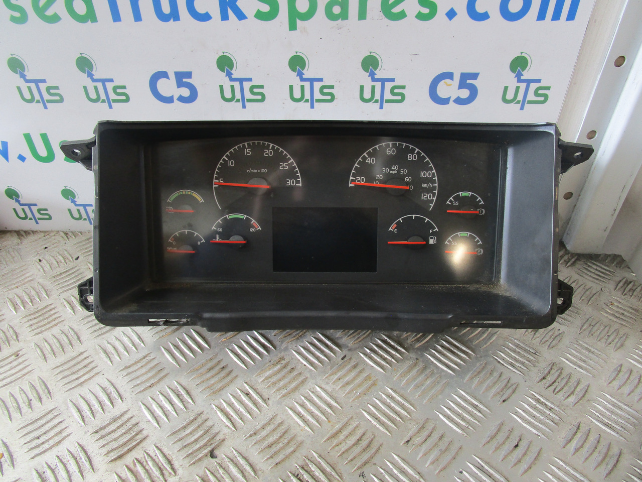 VOLVO FM12/FM9 CLOCK CLUSTER 20466984-P01 - Fülke és belső tér - Teherautó: 1 kép. VOLVO FM12/FM9 CLOCK CLUSTER 20466984-P01 - Fülke és belső tér - Teherautó: 1 kép.