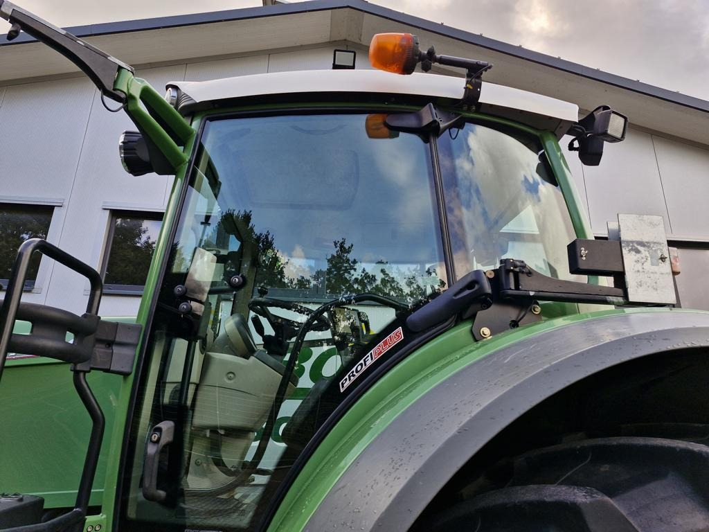 Fendt 826 VARIO PROFI PLUS - Traktor: 5 kép. Fendt 826 VARIO PROFI PLUS - Traktor: 5 kép.