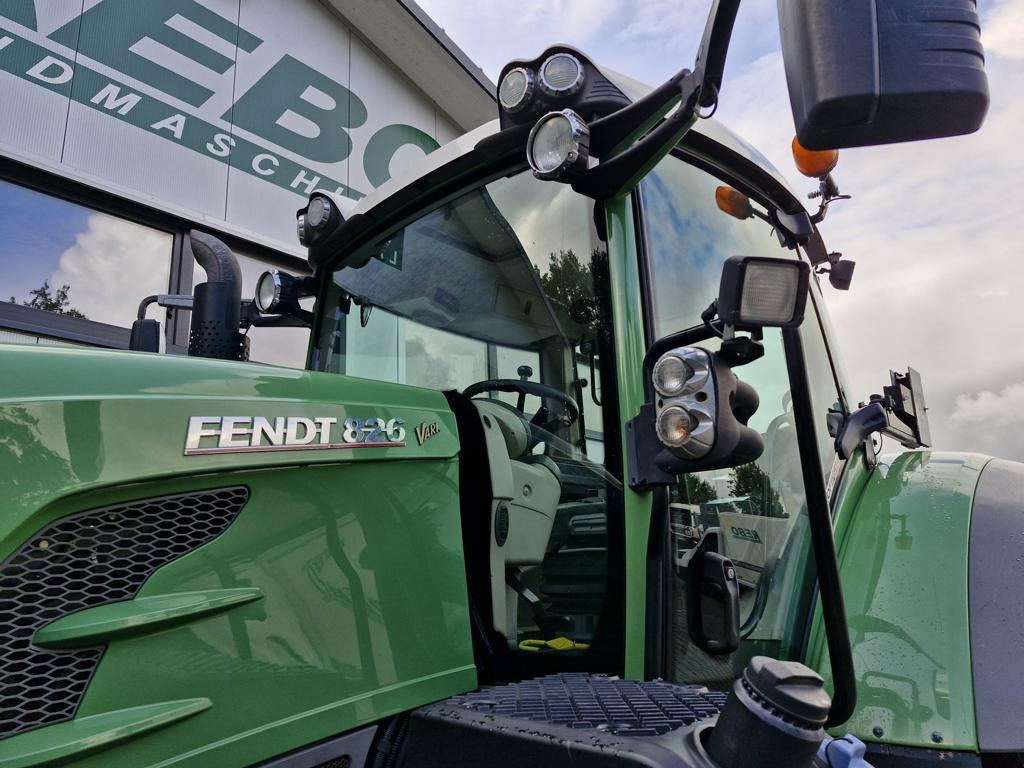 Fendt 826 VARIO PROFI PLUS - Traktor: 4 kép. Fendt 826 VARIO PROFI PLUS - Traktor: 4 kép.