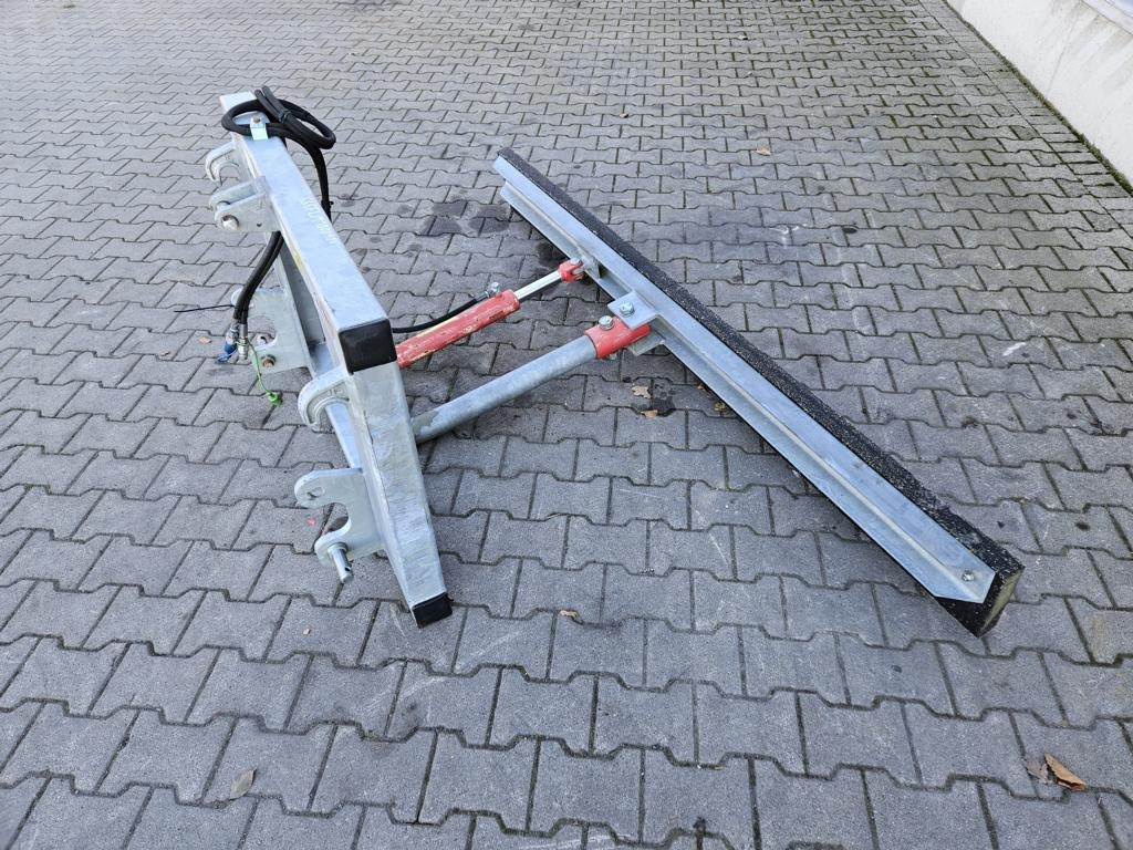 Fliegl Gummi-Schiebeschild - Homlokrakodó traktorhoz: 2 kép. Fliegl Gummi-Schiebeschild - Homlokrakodó traktorhoz: 2 kép.