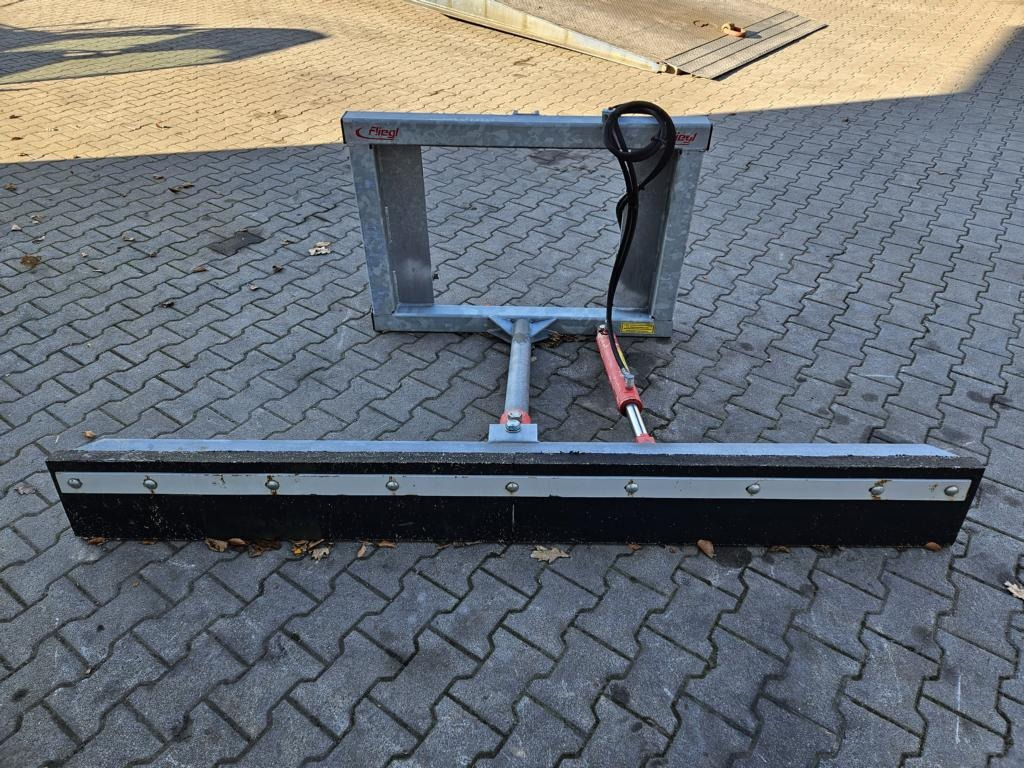 Fliegl Gummi-Schiebeschild - Homlokrakodó traktorhoz: 1 kép. Fliegl Gummi-Schiebeschild - Homlokrakodó traktorhoz: 1 kép.