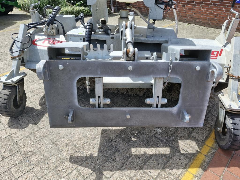 Fliegl KEH 1850 TYPE 600 - Fűkasza: 4 kép. Fliegl KEH 1850 TYPE 600 - Fűkasza: 4 kép.