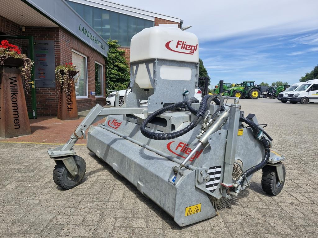Fliegl KEH 1850 TYPE 600 - Fűkasza: 1 kép. Fliegl KEH 1850 TYPE 600 - Fűkasza: 1 kép.