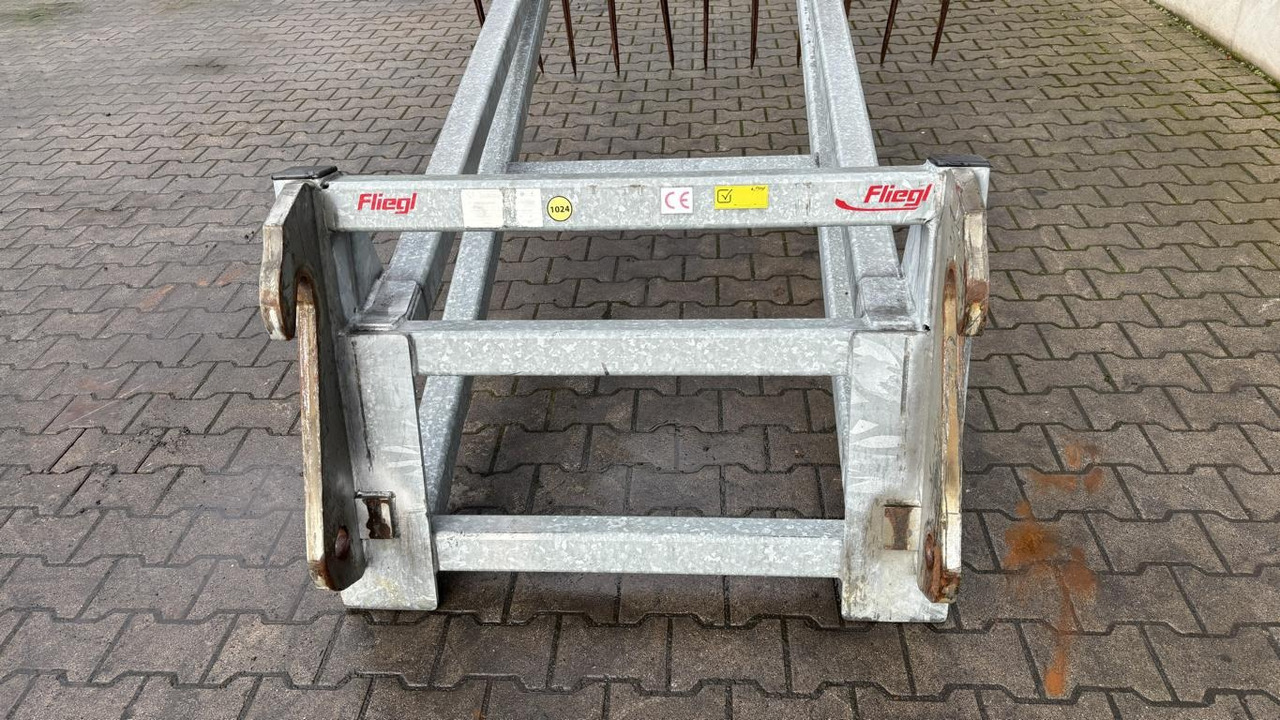 Fliegl SILOPRATZE 3000 MM - Silózó berendezések: 4 kép. Fliegl SILOPRATZE 3000 MM - Silózó berendezések: 4 kép.