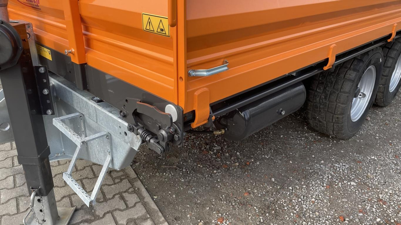 Fliegl TSK 115 - Mezőgazdasági billenőpótkocsi: 2 kép. Fliegl TSK 115 - Mezőgazdasági billenőpótkocsi: 2 kép.