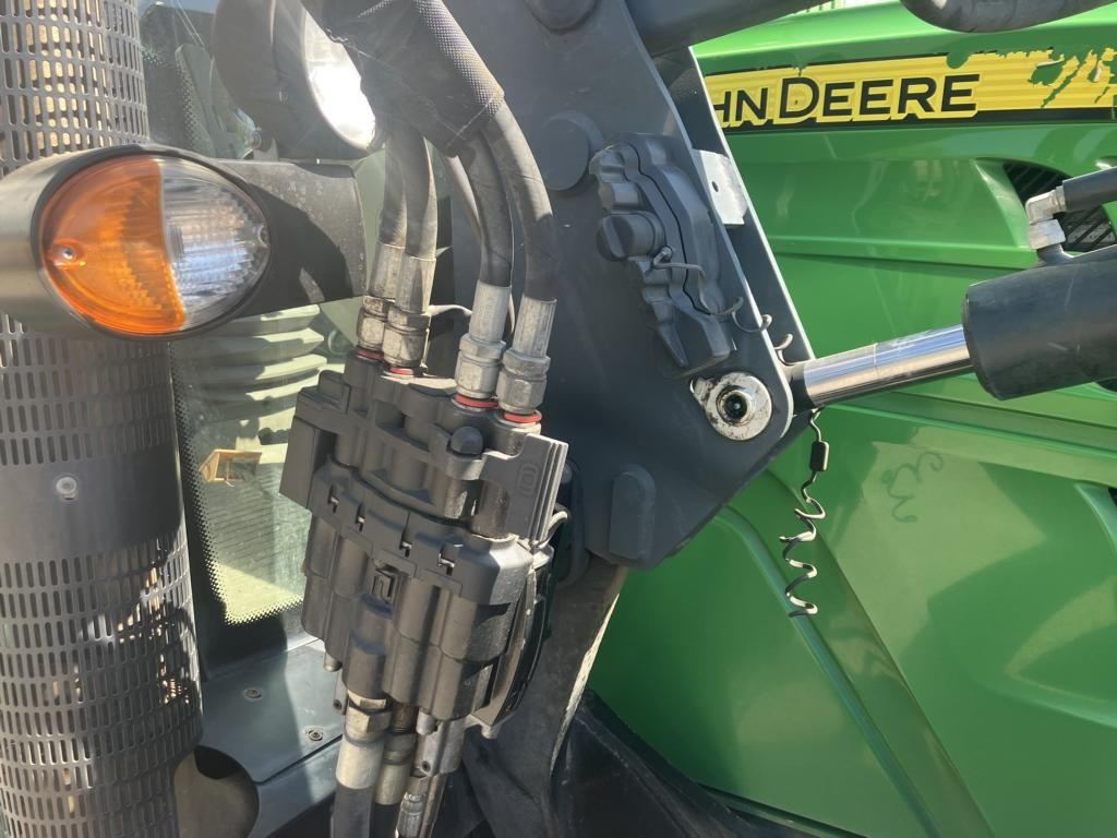 John Deere 6125R - Traktor: 2 kép. John Deere 6125R - Traktor: 2 kép.