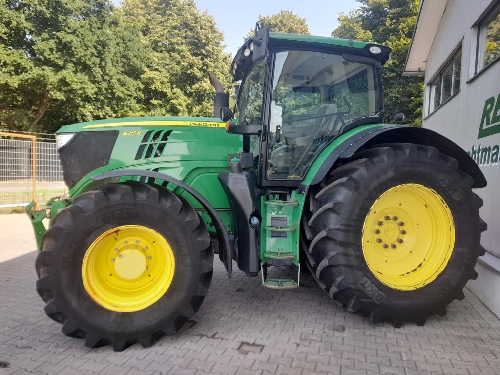 John Deere 6215 R - Traktor: 1 kép. John Deere 6215 R - Traktor: 1 kép.