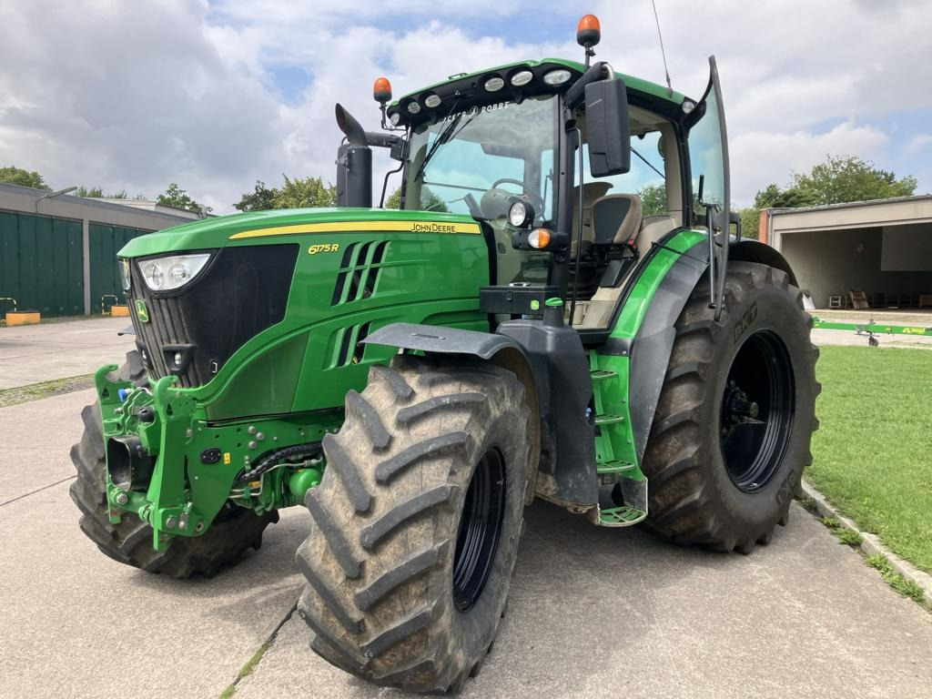 John Deere 6215R - Traktor: 1 kép. John Deere 6215R - Traktor: 1 kép.