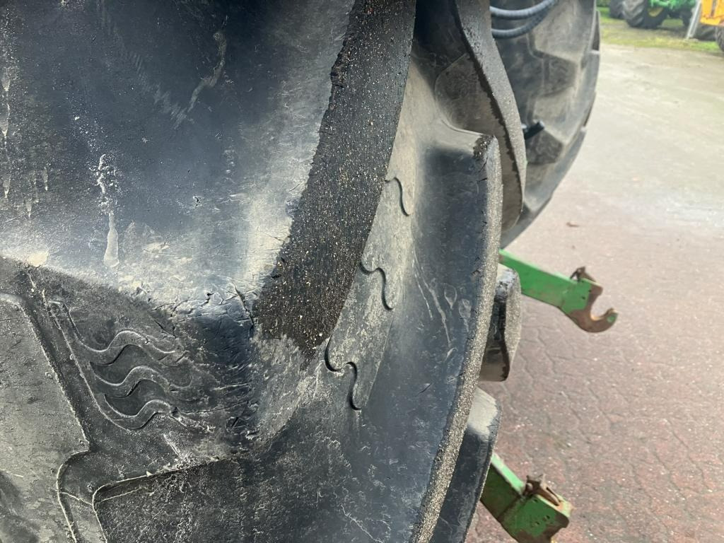 John Deere 6215R - Traktor: 5 kép. John Deere 6215R - Traktor: 5 kép.