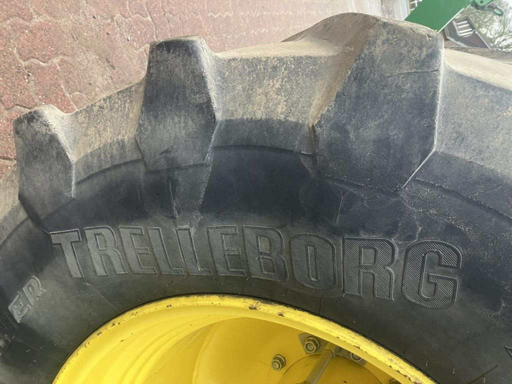 John Deere 6215R - Traktor: 3 kép. John Deere 6215R - Traktor: 3 kép.