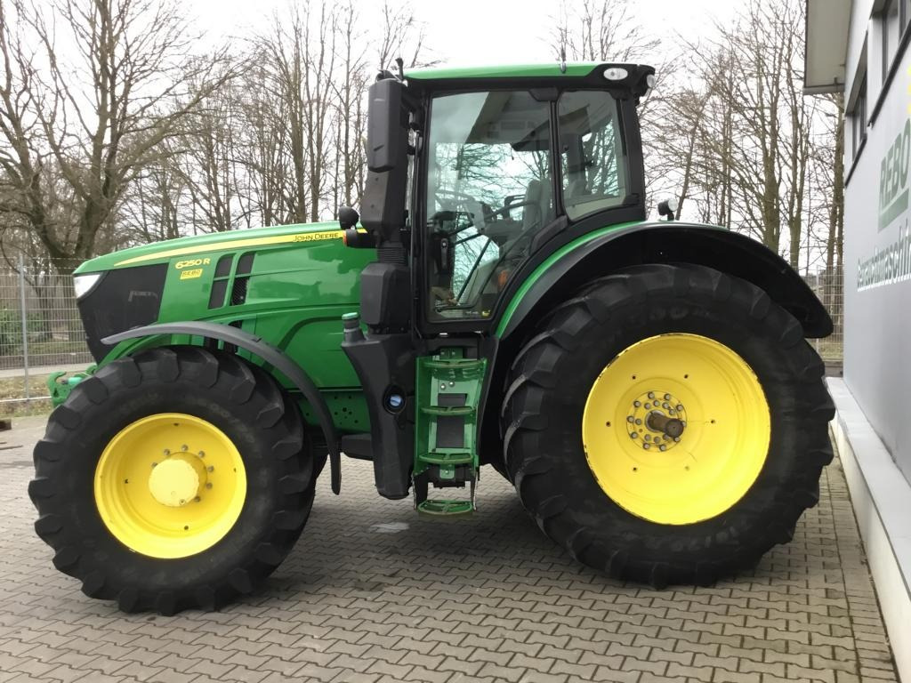 Traktor John Deere 6250R: 27 kép. Traktor John Deere 6250R: 27 kép.