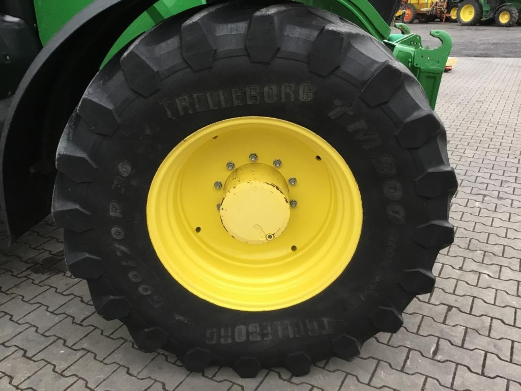 Traktor John Deere 6250R: 8 kép. Traktor John Deere 6250R: 8 kép.