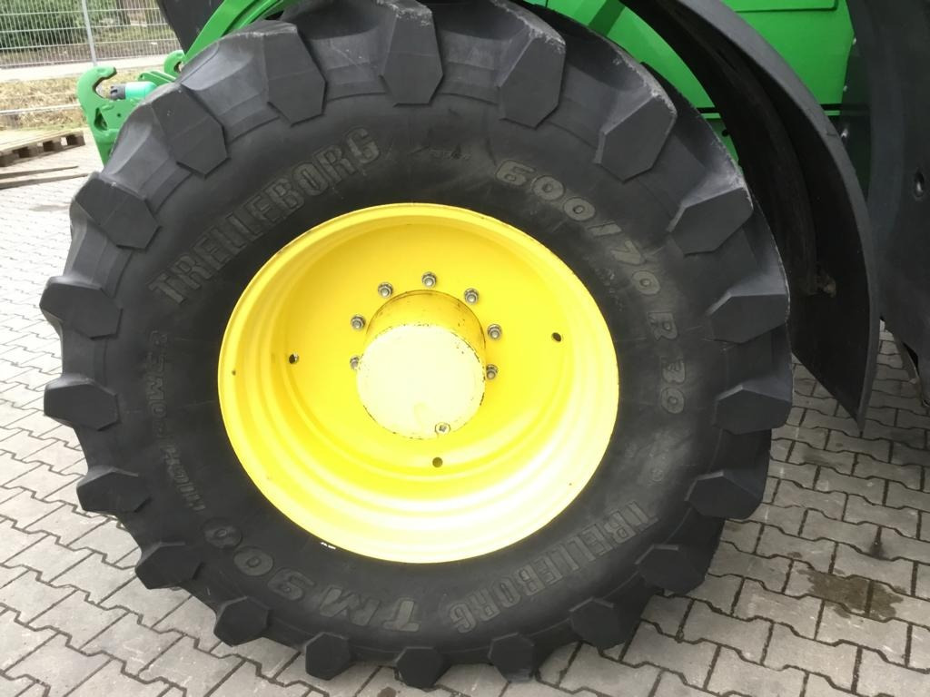 Traktor John Deere 6250R: 11 kép. Traktor John Deere 6250R: 11 kép.