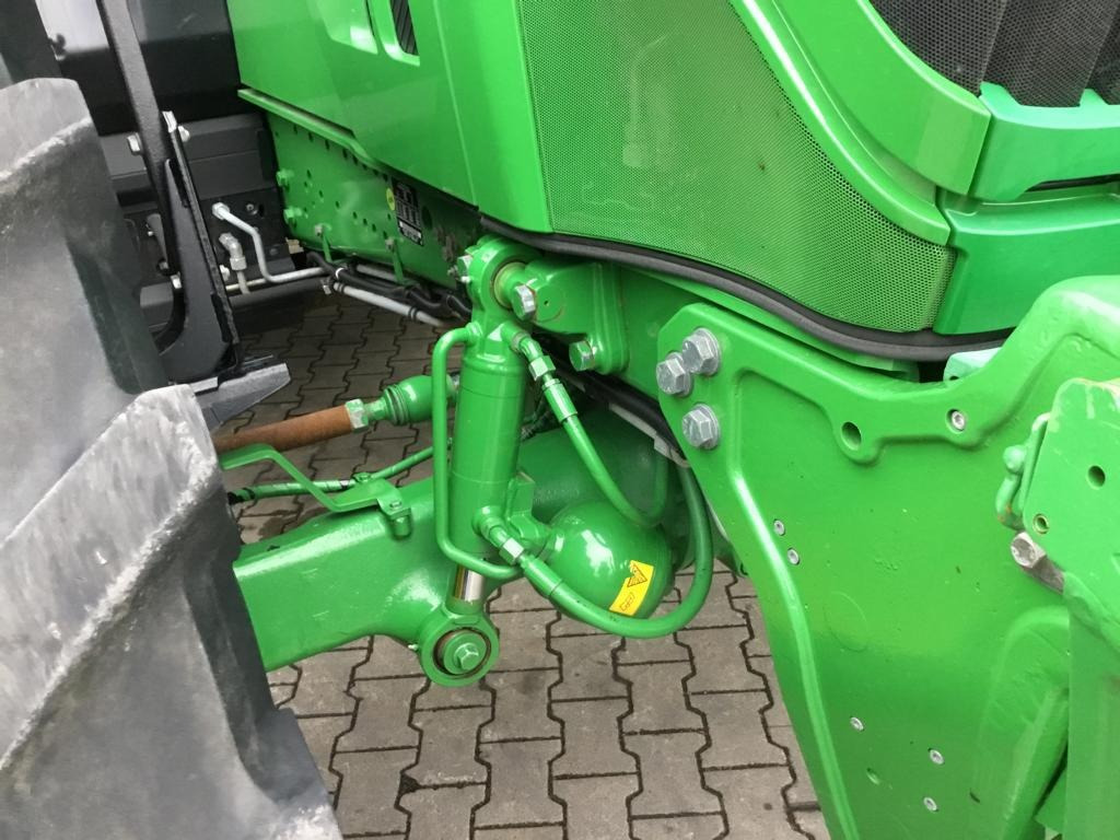 Traktor John Deere 6250R: 9 kép. Traktor John Deere 6250R: 9 kép.