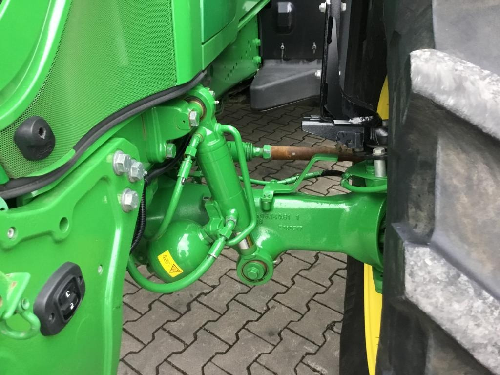 Traktor John Deere 6250R: 10 kép. Traktor John Deere 6250R: 10 kép.