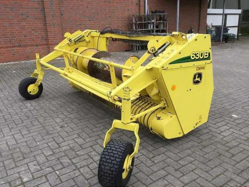 John Deere 630 B - Takarmánybetakarító gép: 1 kép. John Deere 630 B - Takarmánybetakarító gép: 1 kép.