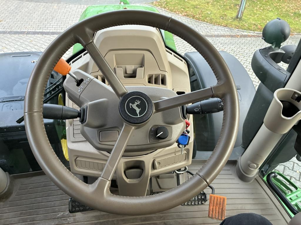 John Deere 6R150 - Traktor: 2 kép. John Deere 6R150 - Traktor: 2 kép.