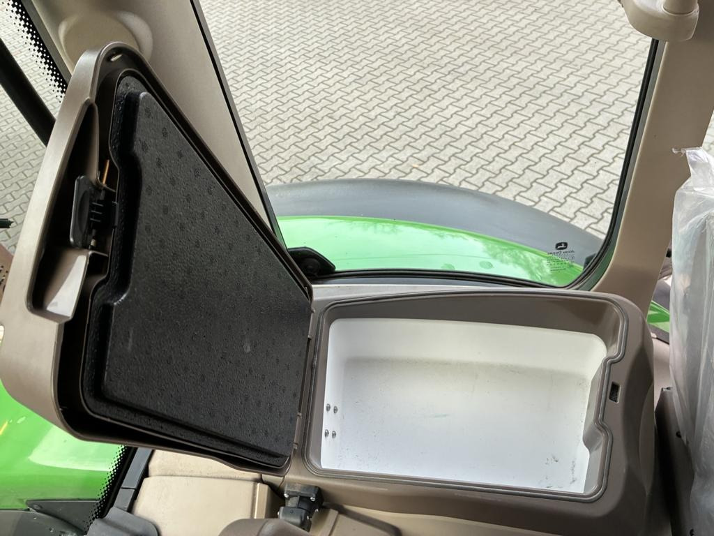 John Deere 6R150 - Traktor: 5 kép. John Deere 6R150 - Traktor: 5 kép.