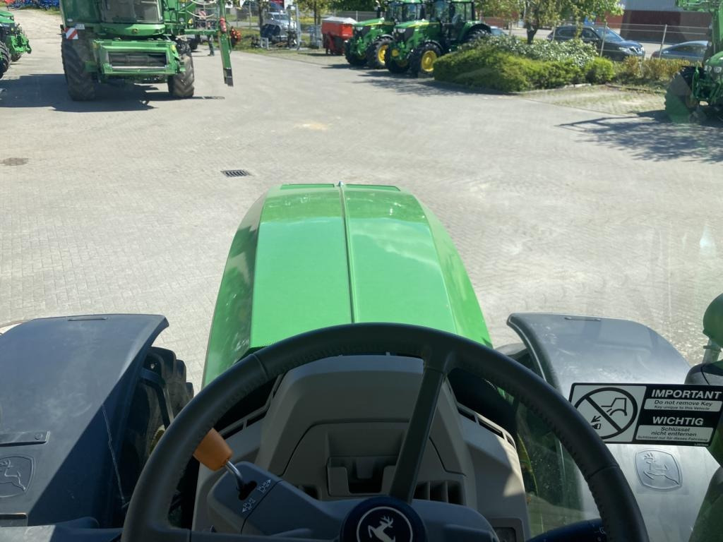 John Deere 6R215 - Traktor: 2 kép. John Deere 6R215 - Traktor: 2 kép.
