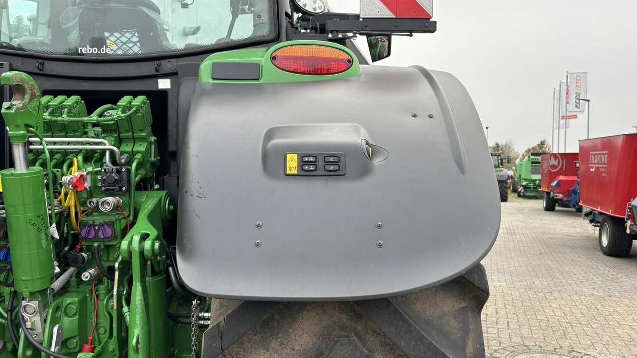John Deere 6R215 - Traktor: 4 kép. John Deere 6R215 - Traktor: 4 kép.