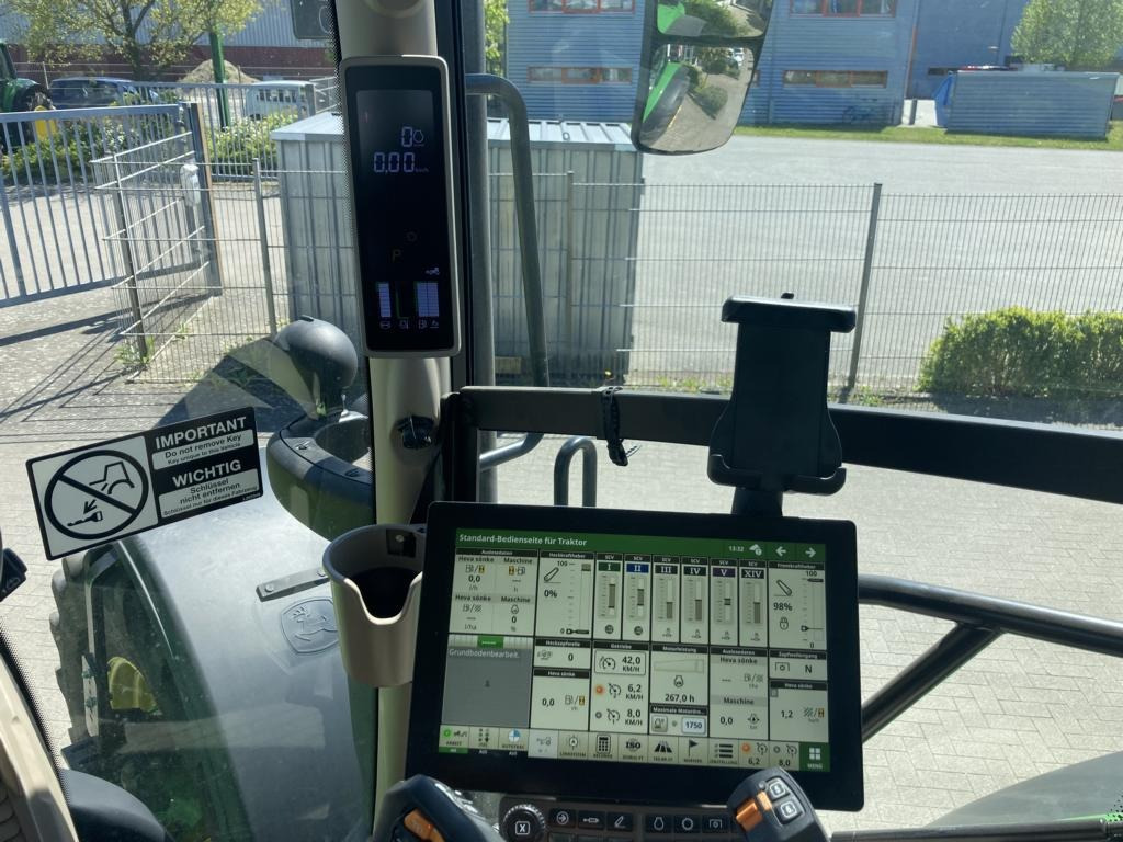 John Deere 6R215 - Traktor: 3 kép. John Deere 6R215 - Traktor: 3 kép.