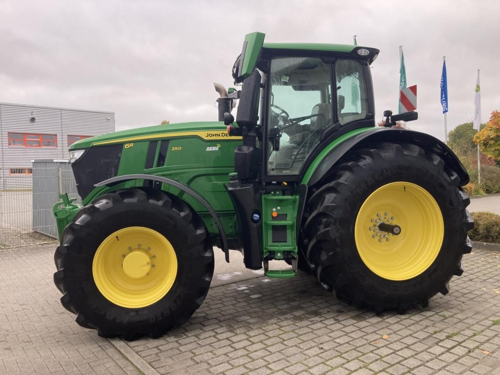 Traktor John Deere 6R250: 15 kép. Traktor John Deere 6R250: 15 kép.